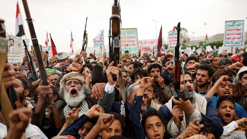 imported-skynews-houthi-supporters-yemen_6959001.jpg