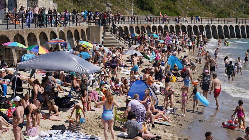 imported-skynews-heat-wave-beach_7294659.jpg