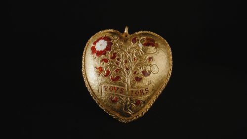 imported-skynews-british-museum-pendant_7159793.jpg