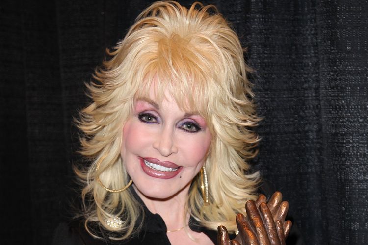 imported-Dolly_Parton_accepting_Liseberg_Applause_Award_2010_portrait-f3480e.jpg