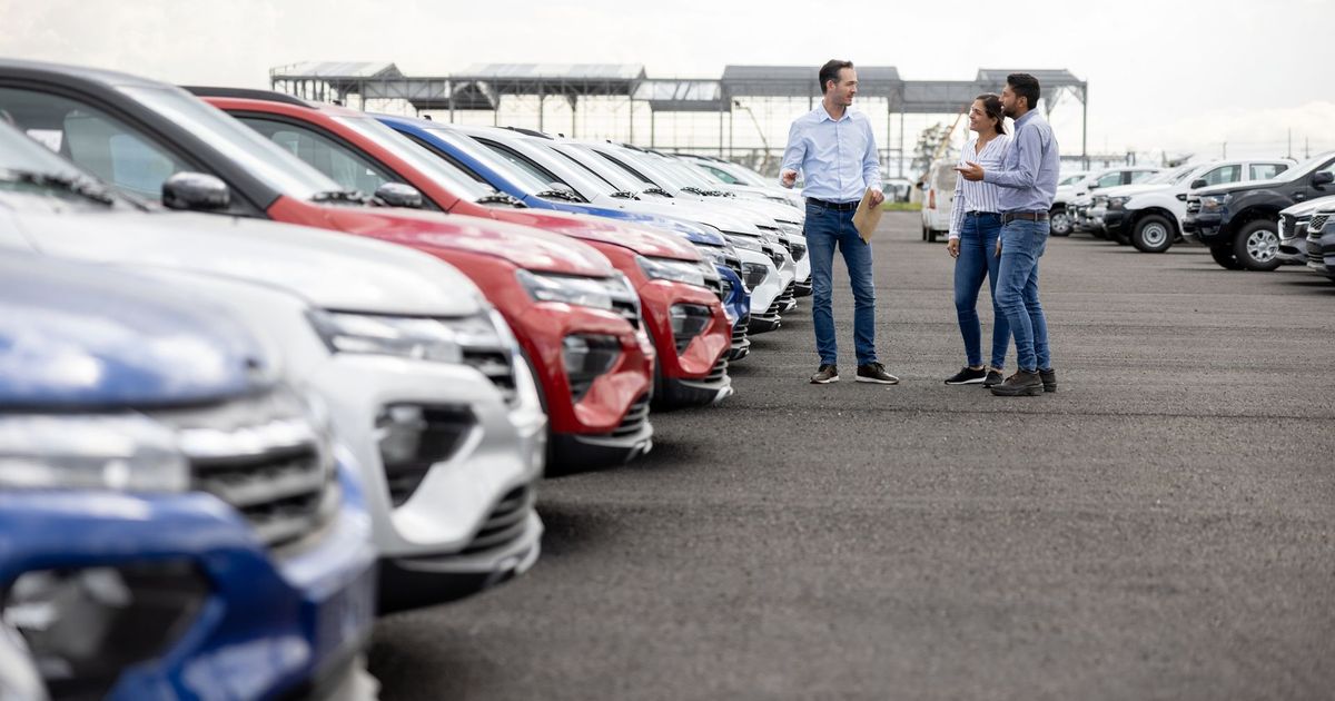 imported-skynews-cars-salesman_6979950.jpg
