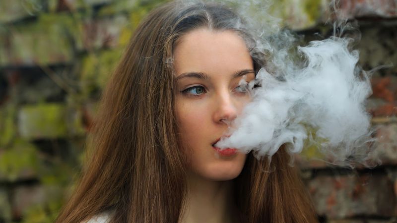 imported-skynews-vaping-teen_7326097.jpg