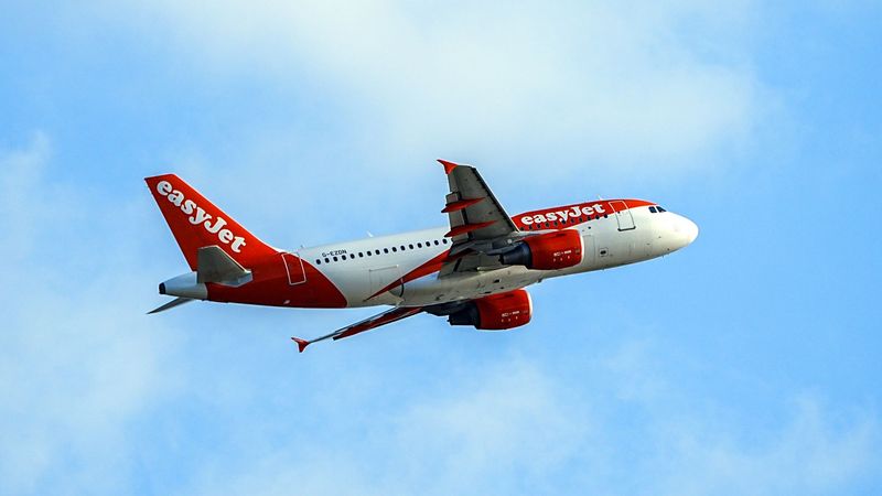 imported-skynews-easyjet-plane-jet-easy_6965056.jpg